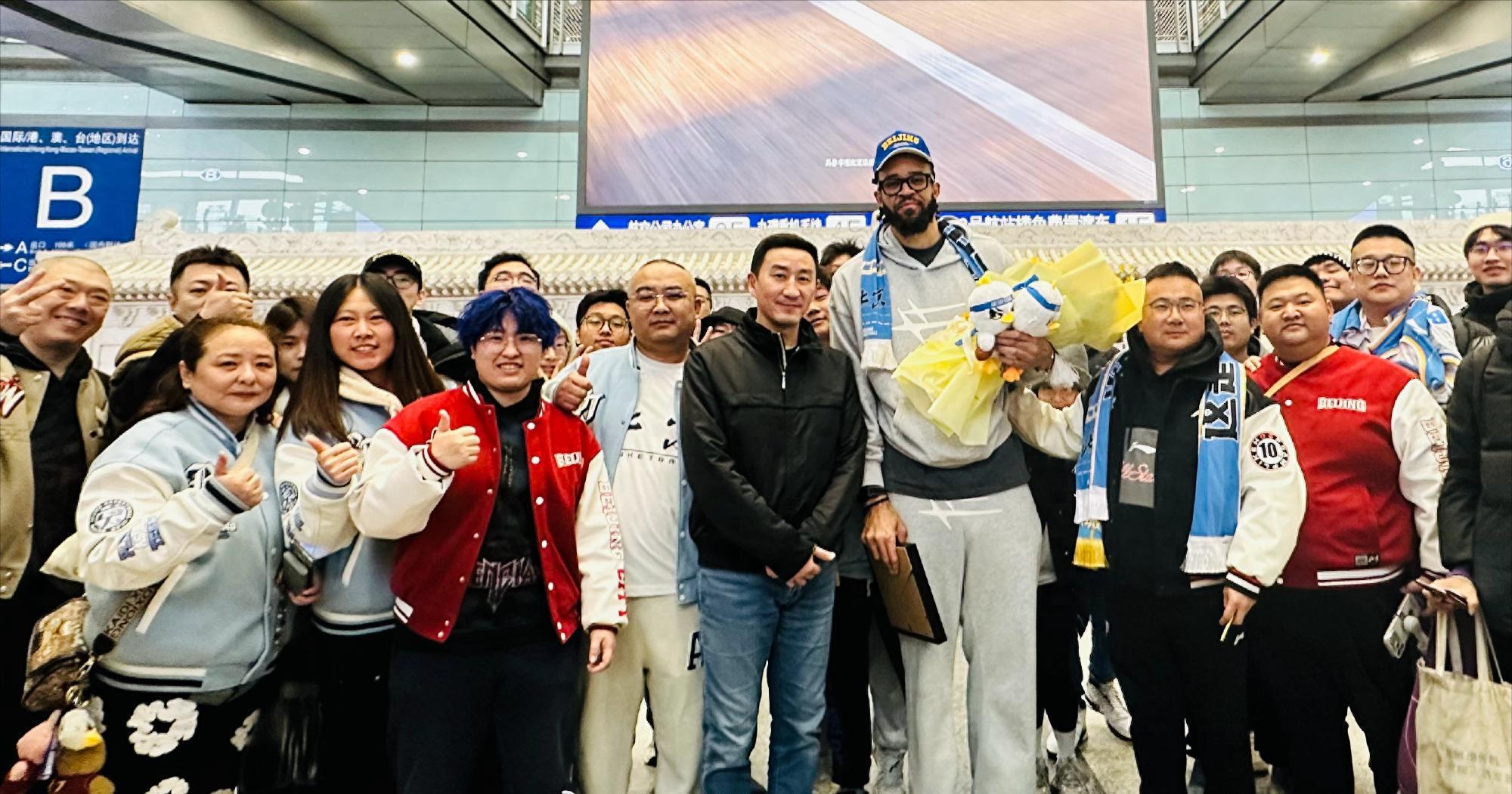 开云赛事-周琦新帮手!2米13中锋签约北京,上海外援不敢嚣张,杜锋心凉了